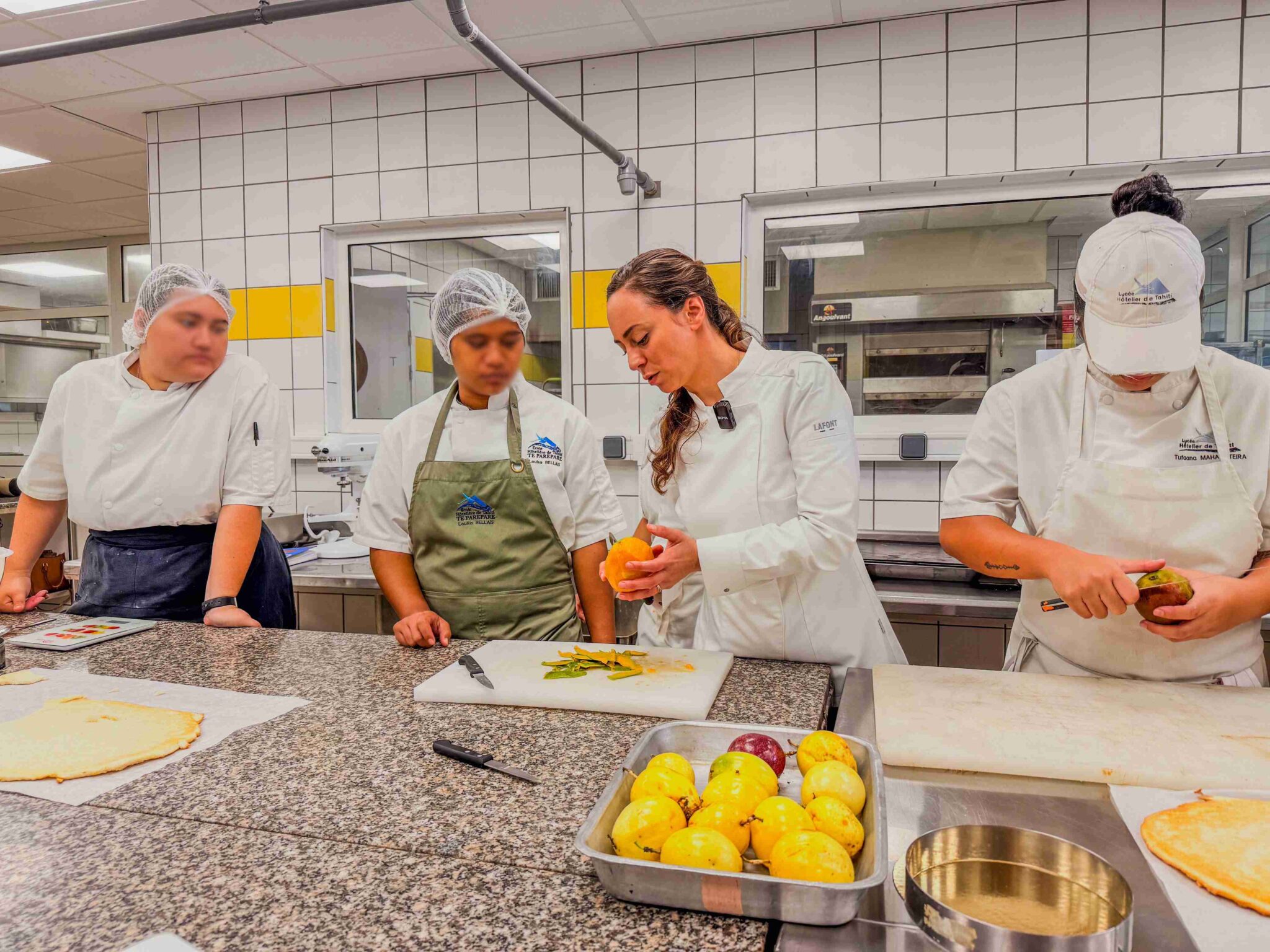 Masterclass d’exception : La Cheffe Nina Métayer transmet son art aux élèves de l’École hôtelière de Tahiti